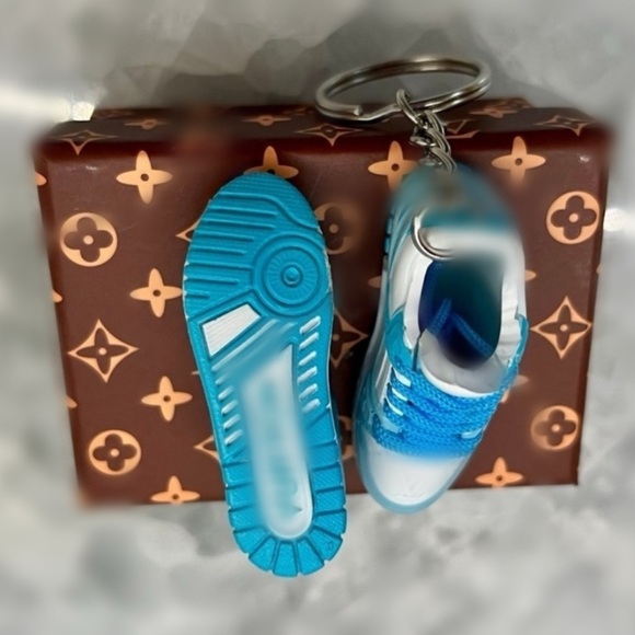 Mini 3D Sneaker Keychains!Comes 2 per box! - Picture 3 of 3